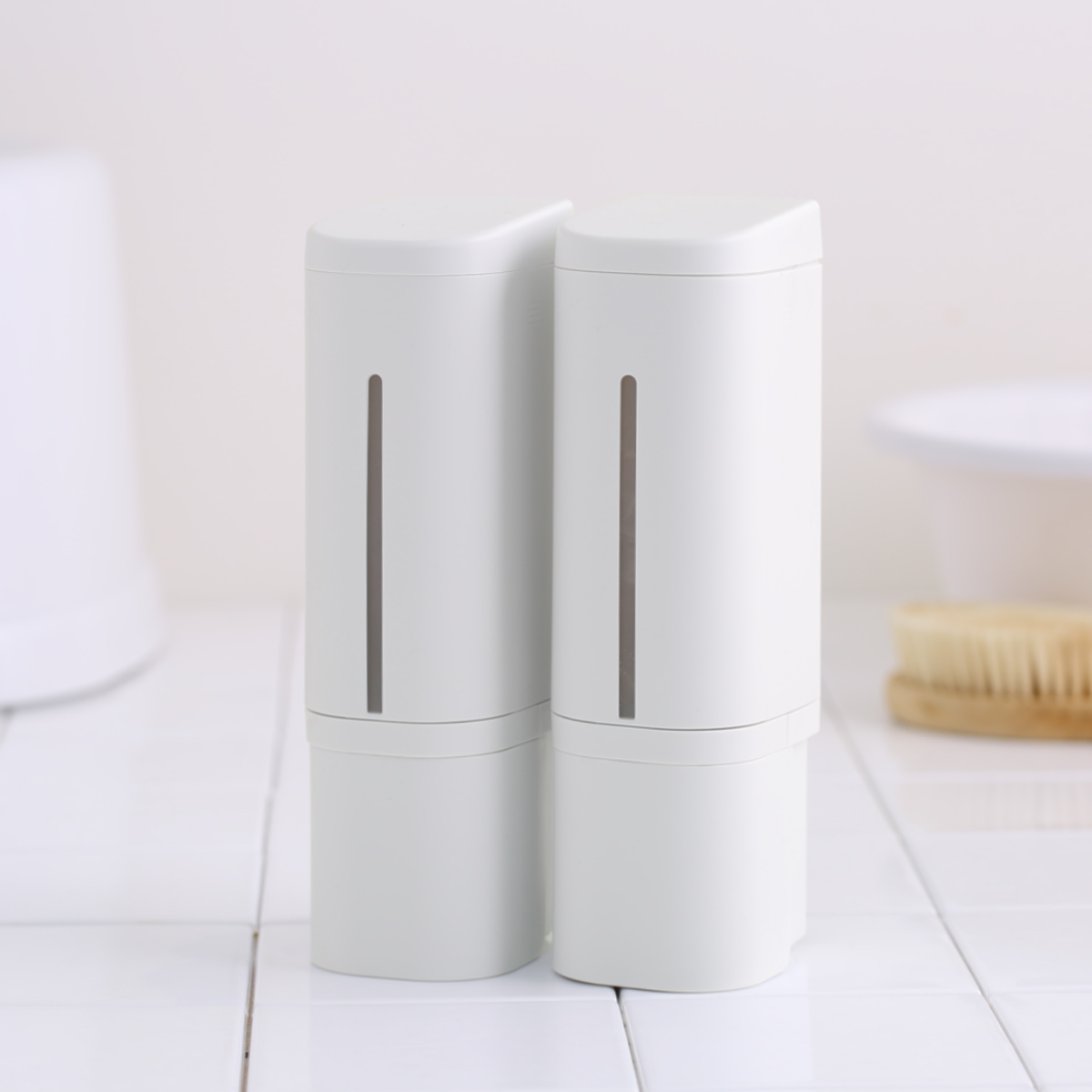 ディスペンサー 500ml リキッドタイプ マグネットタイプ ホバー ( 液体 ソープディスペンサー 磁石 詰め替えボトル ソープボトル 壁面 詰め替え プッシュ 風呂 壁付け シール付 シンプル ホワイト ダークグレー グレー ) 【グレー】 グレー