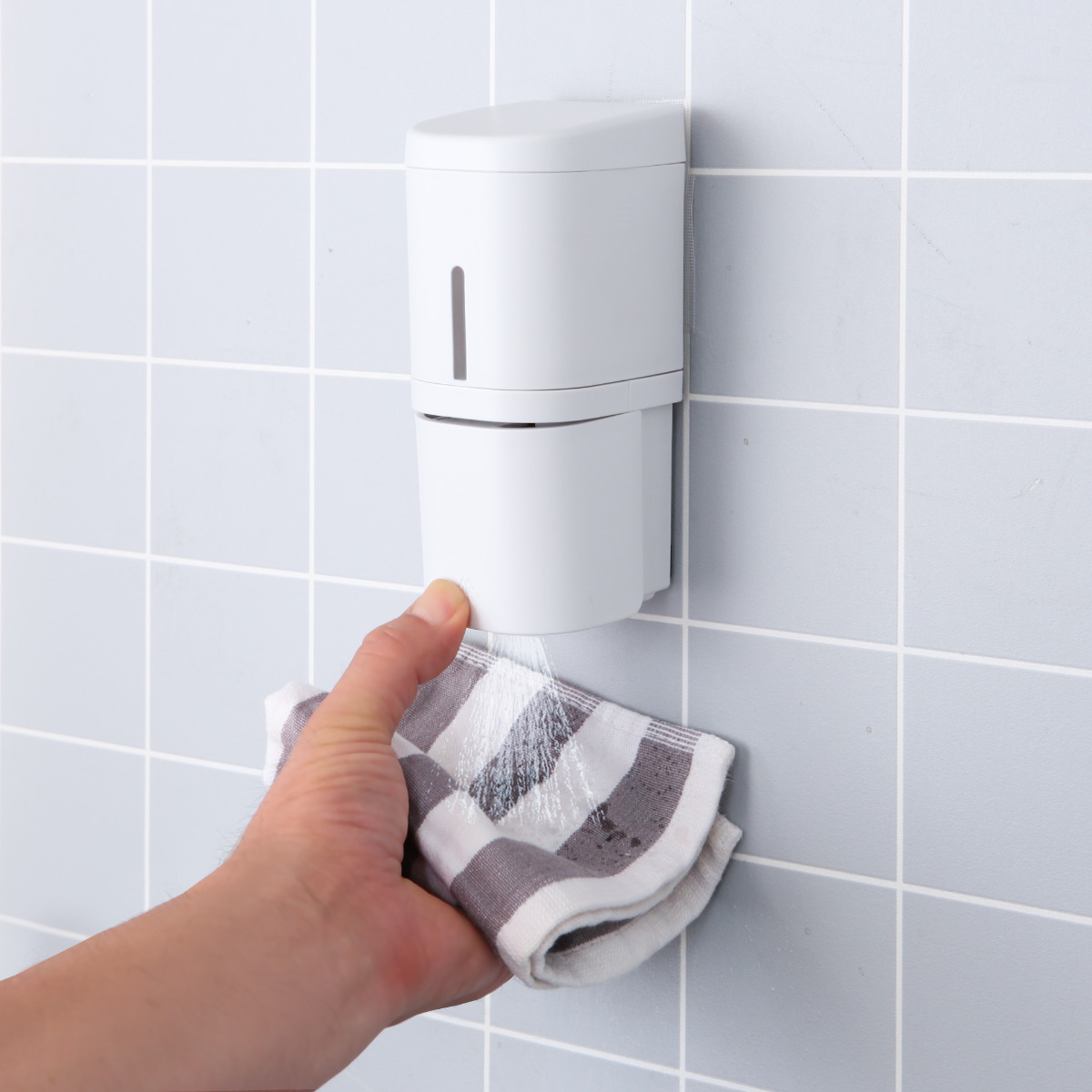 ディスペンサー 250ml ミストタイプ シールフックタイプ ホバー ( ミスト 詰め替えボトル アルコール スプレー ボトル 壁面 詰め替え プッシュ 玄関 壁付け シンプル ホワイト ダークグレー グレー ) 【ホワイト】 ホワイト