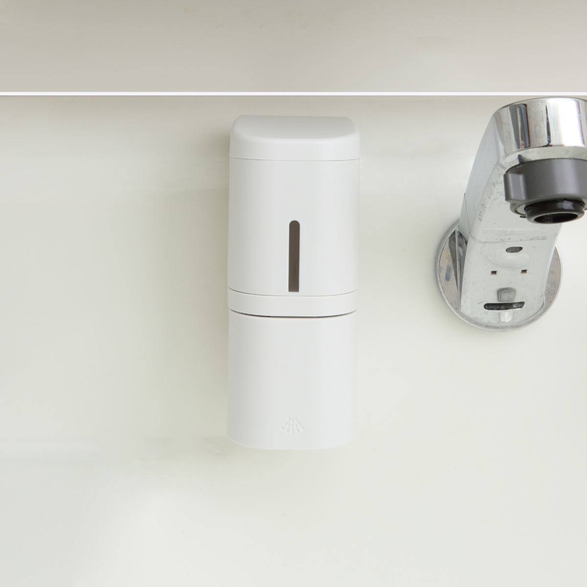 ディスペンサー 250ml ミストタイプ シールフックタイプ ホバー ( ミスト 詰め替えボトル アルコール スプレー ボトル 壁面 詰め替え プッシュ 玄関 壁付け シンプル ホワイト ダークグレー グレー ) 【ホワイト】 ホワイト