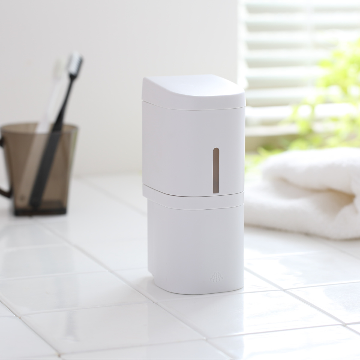 ディスペンサー 250ml ミストタイプ シールフックタイプ ホバー ( ミスト 詰め替えボトル アルコール スプレー ボトル 壁面 詰め替え プッシュ 玄関 壁付け シンプル ホワイト ダークグレー グレー ) 【ホワイト】 ホワイト