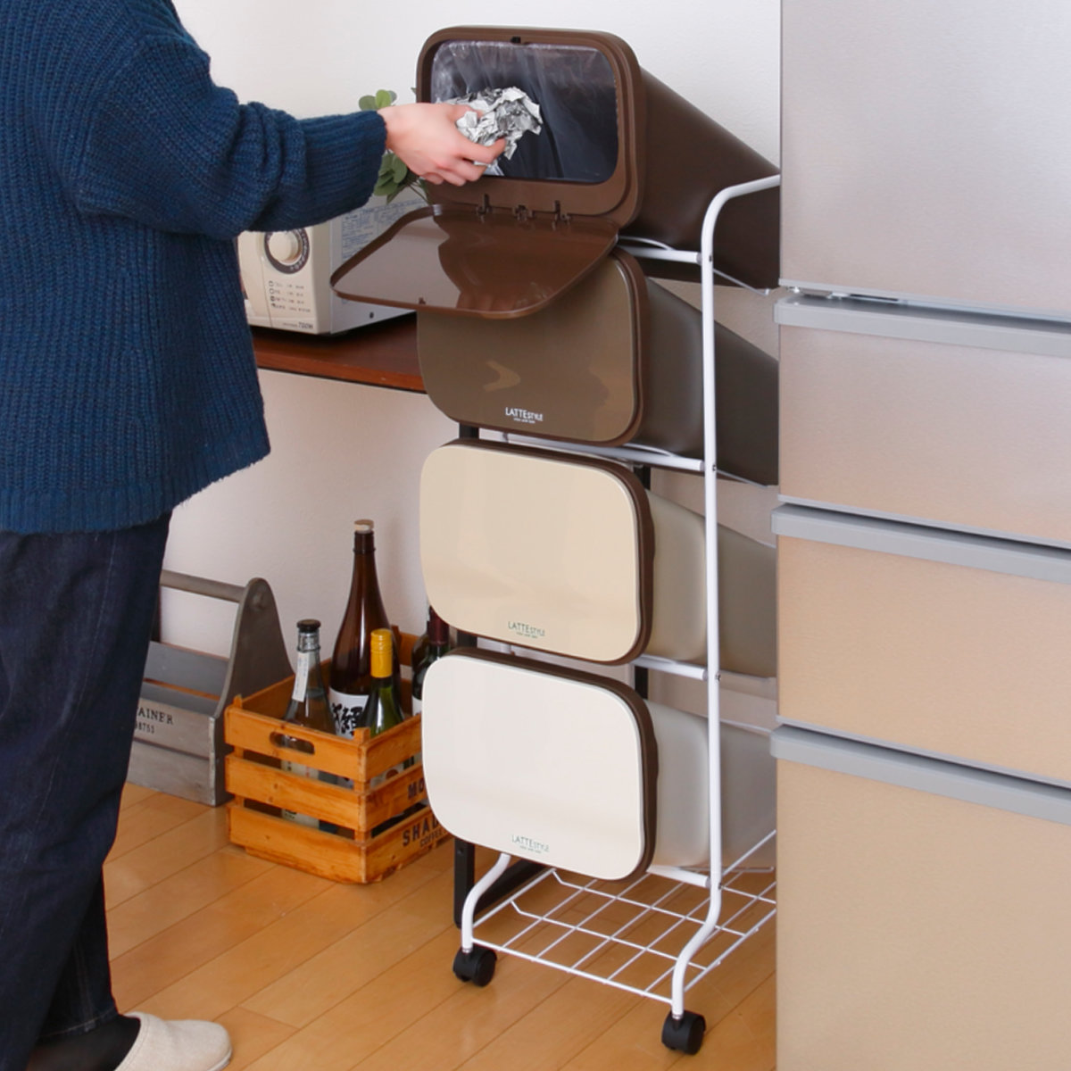 ゴミ箱 4段 Nラテスタイル スタンドダストボックス ( ごみ箱 19L×4 ふた付き ダストボックス 分別ごみ箱 キャスター付き 縦型 20リットル 4個 フタ付 前開き キッチン スリム 蓋付き くずかご たて型 収納 ダストBOX )