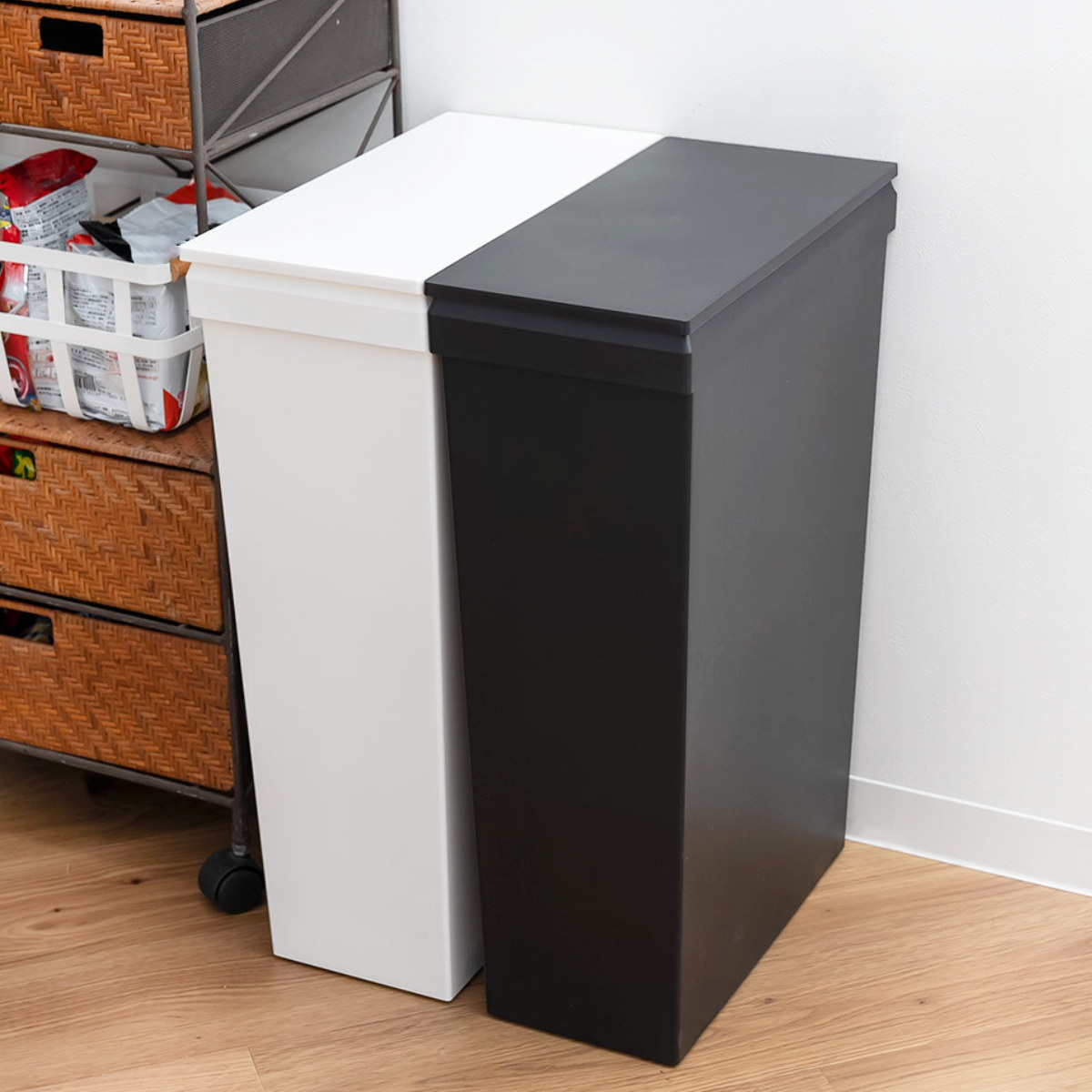 ゴミ箱 SOLOW 40L スリム ソロウ 袋の交換が楽なダストボックススリム ( ごみ箱 40リットル ふた付き スリム 袋交換 簡単 分別 防汚加工 抗菌加工 キャスター付き シンプル ホワイト ブラック 日本製 ) 【ブラック】 ブラック