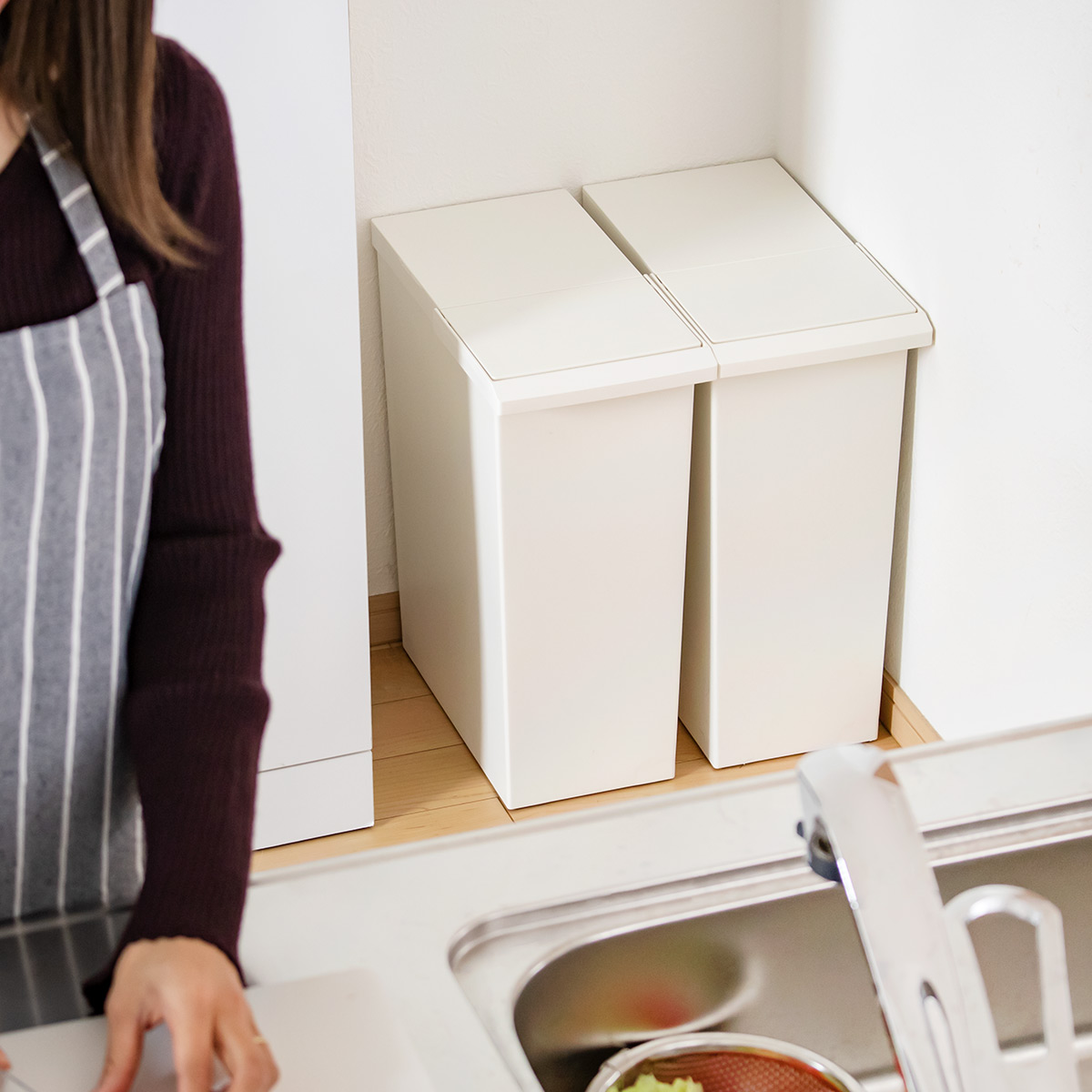 SOLOW 棚下で使える スリムダストボックス レバーオープン30L ( ごみ箱 30リットル ソロウ ダストボックス 棚下 OK 分別 スリム ふた付き おしゃれ シンプル フラップオープン キャスター付き 袋 見えない ) 【ブラック】 ブラック