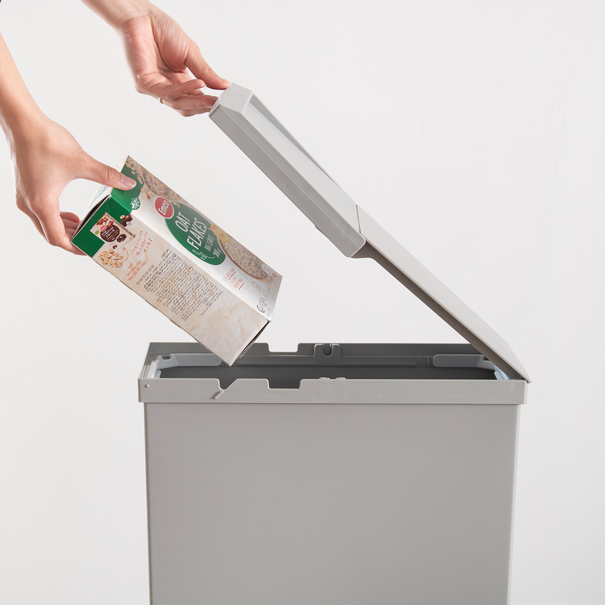 SOLOW 棚下で使える スリムダストボックス レバーオープン30L ( ごみ箱 30リットル ソロウ ダストボックス 棚下 OK 分別 スリム ふた付き おしゃれ シンプル フラップオープン キャスター付き 袋 見えない ) 【ブラック】 ブラック