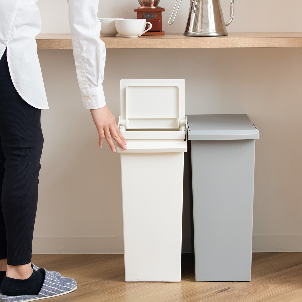 SOLOW 棚下で使える スリムダストボックス レバーオープン30L ( ごみ箱 30リットル ソロウ ダストボックス 棚下 OK 分別 スリム ふた付き おしゃれ シンプル フラップオープン キャスター付き 袋 見えない ) 【ブラック】 ブラック