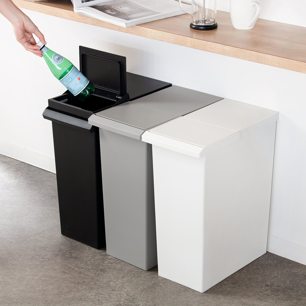 SOLOW 棚下で使える スリムダストボックス レバーオープン30L ( ごみ箱 30リットル ソロウ ダストボックス 棚下 OK 分別 スリム ふた付き おしゃれ シンプル フラップオープン キャスター付き 袋 見えない ) 【ブラック】 ブラック