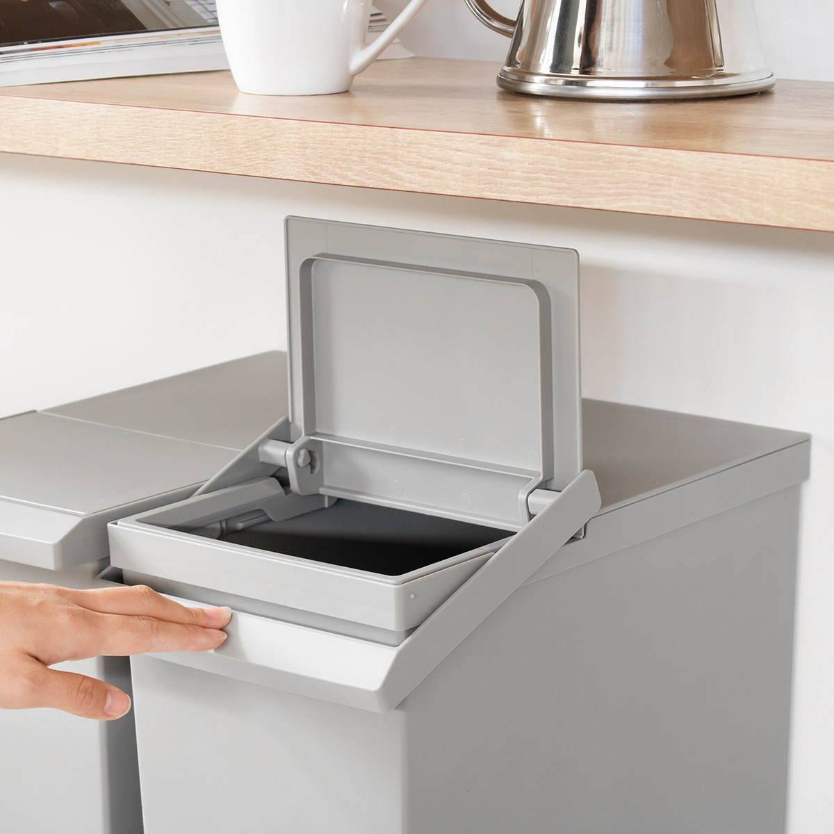 SOLOW 棚下で使える スリムダストボックス レバーオープン30L ( ごみ箱 30リットル ソロウ ダストボックス 棚下 OK 分別 ふた付き おしゃれ シンプル スリム フラップオープン キャスター付き 袋 見えない ) 【ブラック】 ブラック