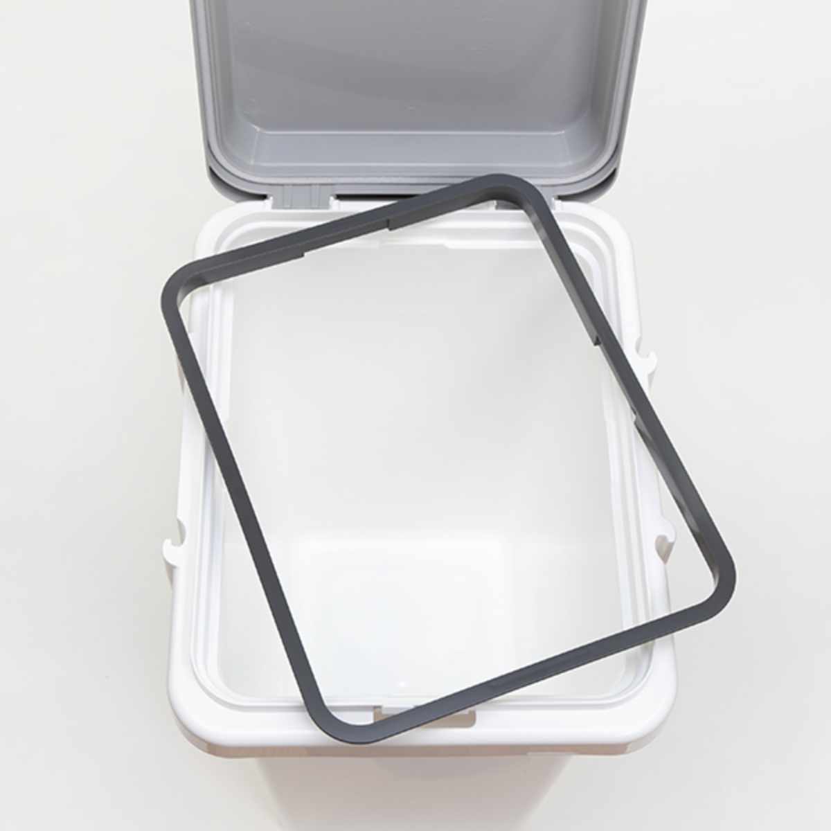 ゴミ箱 47L 2個セット 抗菌 防臭 密閉 ふた付き ロック機能 ( ごみ箱 47リットル 2個 臭わない パッキン ハンドル 抗菌加工 おむつ 連結可能 室内 屋外 分別 イタズラ防止 ペット用 ペットシート パッキン付き シンプル ストッカー ) 【ホワイト】 ホワイト