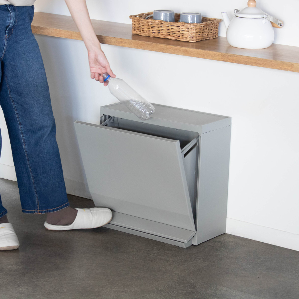 ゴミ箱 SOLOW 通路で使えるペダル分別ストッカー 22.5L 1段 ( ごみ箱 22.5リットル ソロウ ペダル式 フラップ式 ふた付き 分別 キャスター付き スリム 幅45 キッチン 角型 ホワイト ブラック シンプル 抗菌 ) 【ホワイト】 ホワイト