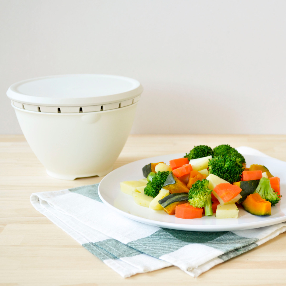 ザル・ボール 3点セット Sサイズ リベラリスタ ボールコランダーセットS フタ付き ( 食洗機対応 電子レンジ対応 ボウル ザル コランダー 耐熱ボウル ボール ざる 水切りザル 水切り 湯切り 下ごしらえ 蓋付き ふた付き ) 【ホワイト】 ホワイト