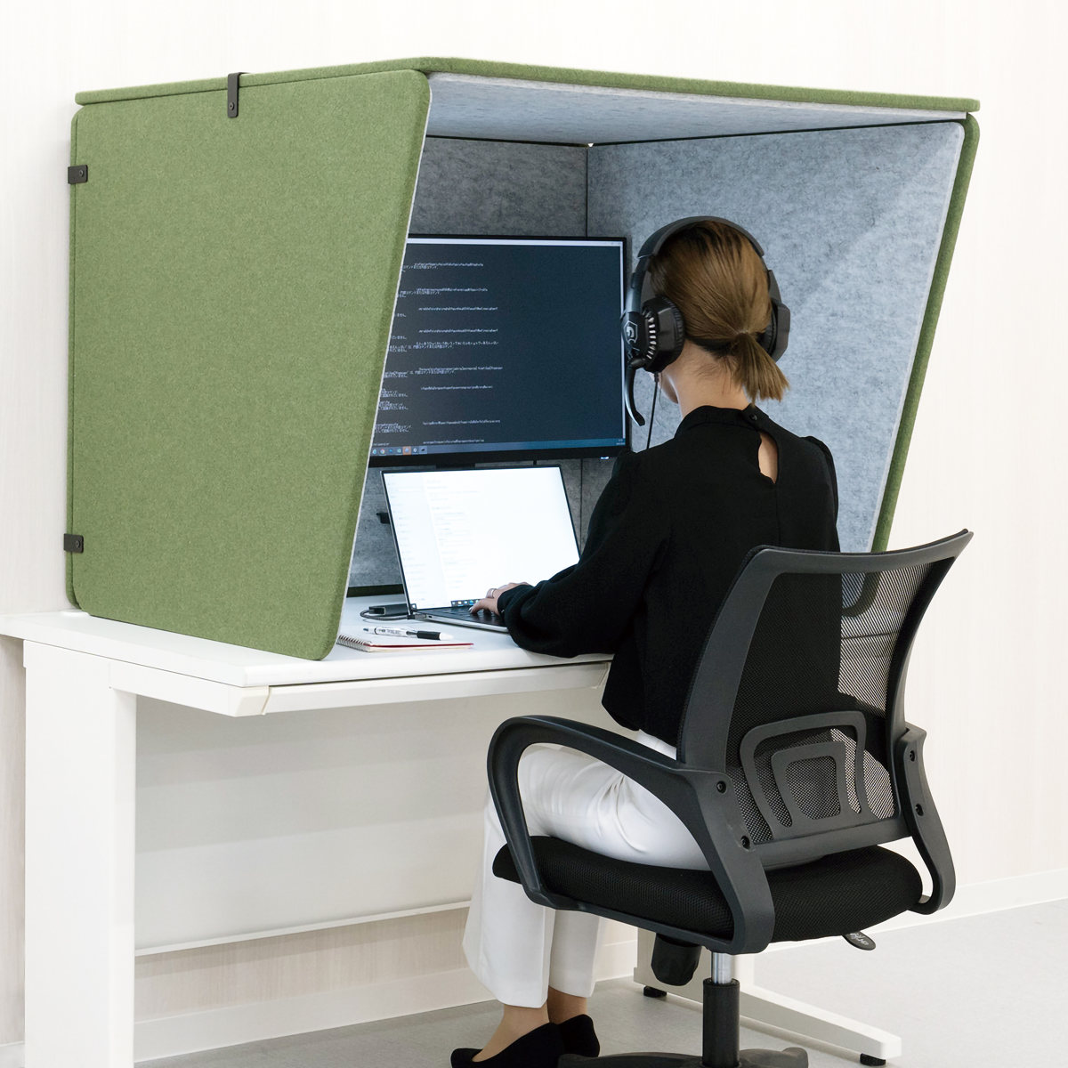 デスクパーテーション 幅100.5cm ワイド デスクブース REMUTE 日本製 ( パーテーション 卓上 デスク 仕切り リモートワーク 衝立 パーティション 吸音 机上 目隠し テレワーク Web会議 在宅勤務 雑音 騒音 軽減 組立 オフィス 自宅 ) 【ライトグレー】 ライトグレー