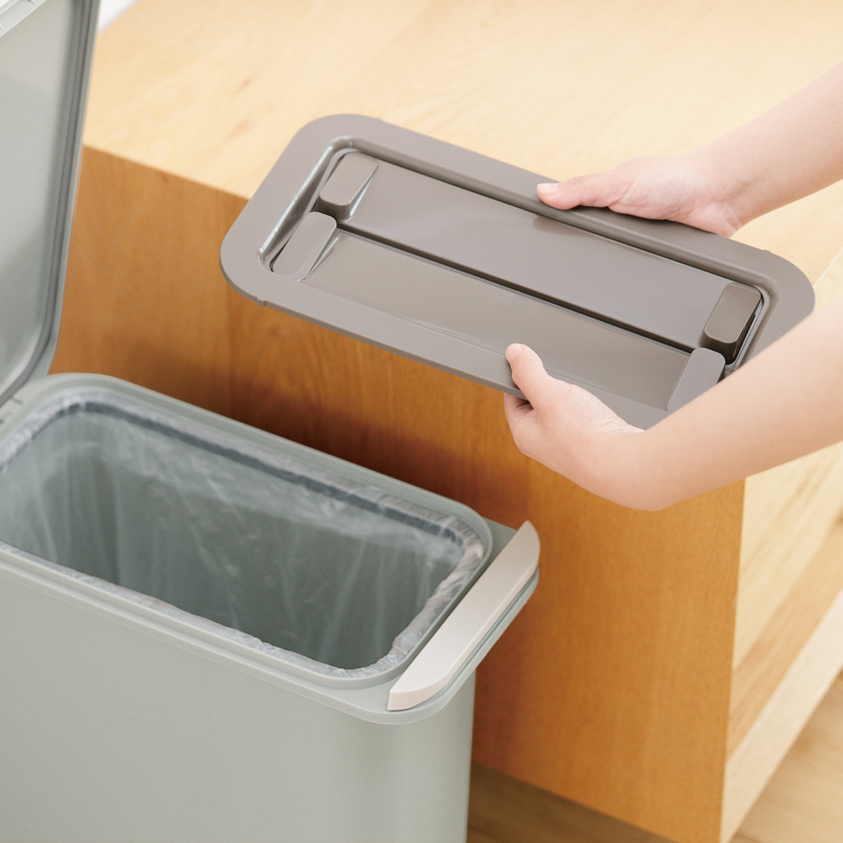 ゴミ箱 中フタ付き 開けても防臭ペール 20L パッキン付 ( ごみ箱 20リットル 中フタあり ふた付き 臭わない 開けても防臭 パッキン付き スリム プラスチック製 プッシュ 分別 無地 生ゴミ 入れ 日本製 ) 【グレー】 グレー