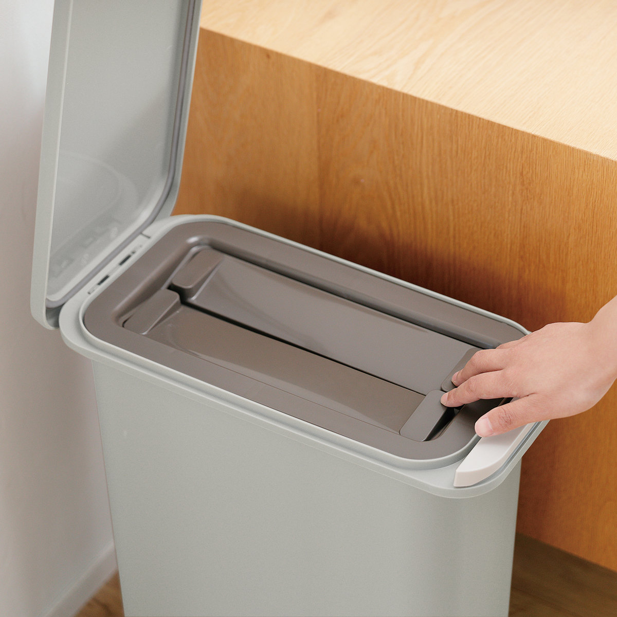 ゴミ箱 中フタ付き 開けても防臭ペール 20L パッキン付 ( ごみ箱 20リットル 中フタあり ふた付き 臭わない 開けても防臭 パッキン付き スリム プラスチック製 プッシュ 分別 無地 生ゴミ 入れ 日本製 ) 【グレー】 グレー