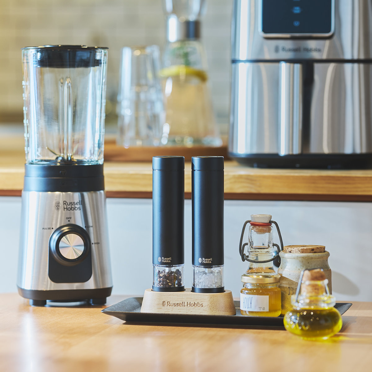 Russell Hobbs 電動ミル ミニ 2本セット 木製スタンド付き ソルト&ペッパーミル ( ラッセルホブス ミル 2個 電池式 ソルトミル ワンプッシュ セラミック刃 ウッドスタンド付き 小さめ 胡椒 岩塩 ) 【ブラック】 ブラック