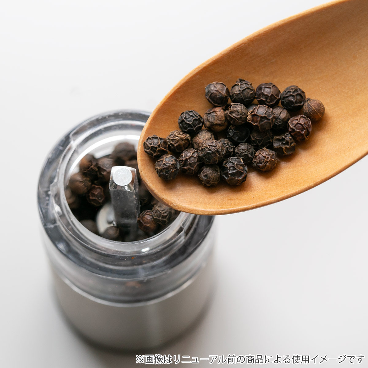 Russell Hobbs 電動ミル ミニ 2本セット 木製スタンド付き ソルト&ペッパーミル ( ラッセルホブス ミル 2個 電池式 ソルトミル ワンプッシュ セラミック刃 ウッドスタンド付き 小さめ 胡椒 岩塩 ) 【ブラック】 ブラック