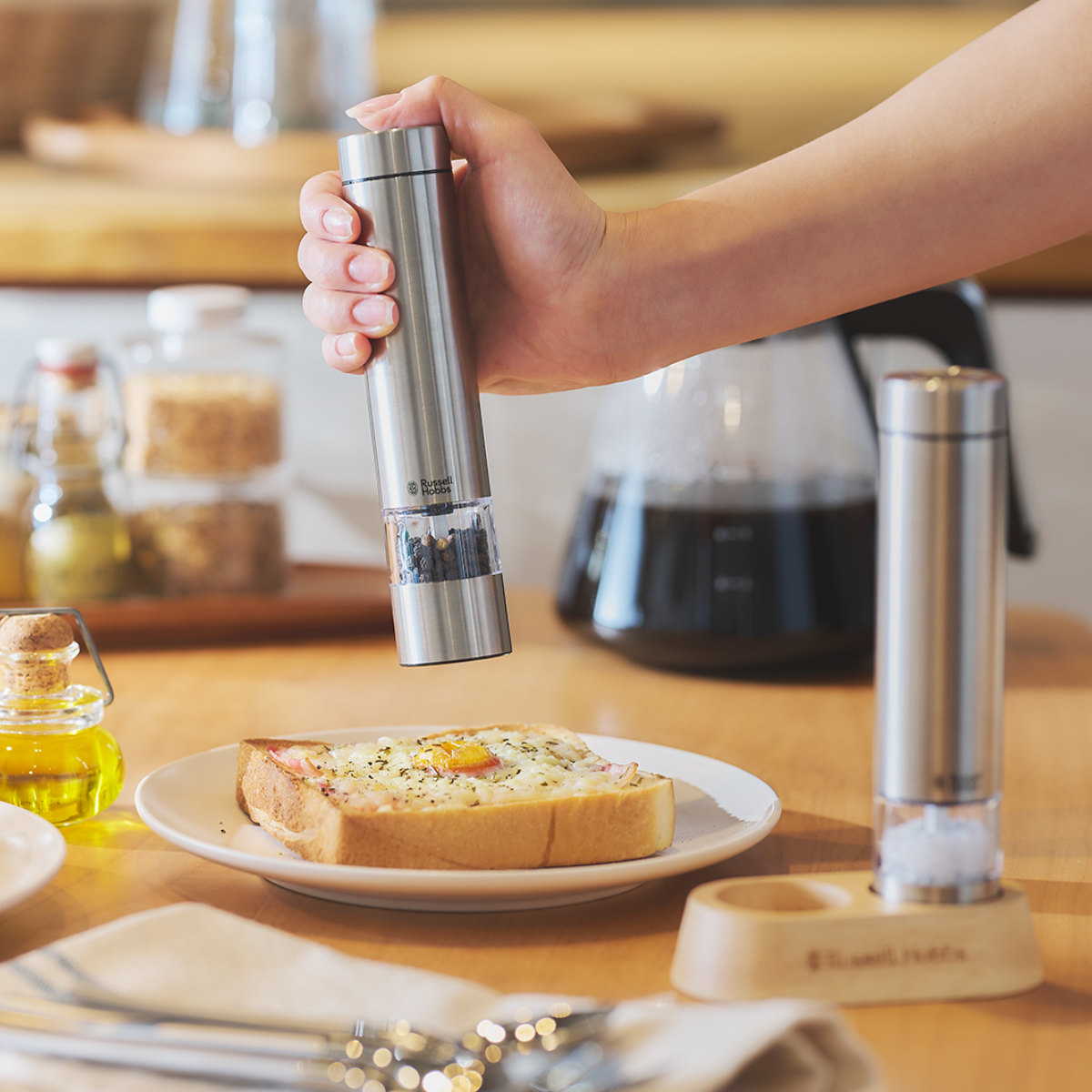 Russell Hobbs 電動ミル ミニ 2本セット 木製スタンド付き ソルト&ペッパーミル ( ラッセルホブス ミル 2個 電池式 ソルトミル ワンプッシュ セラミック刃 ウッドスタンド付き 小さめ 胡椒 岩塩 ) 【ブラック】 ブラック