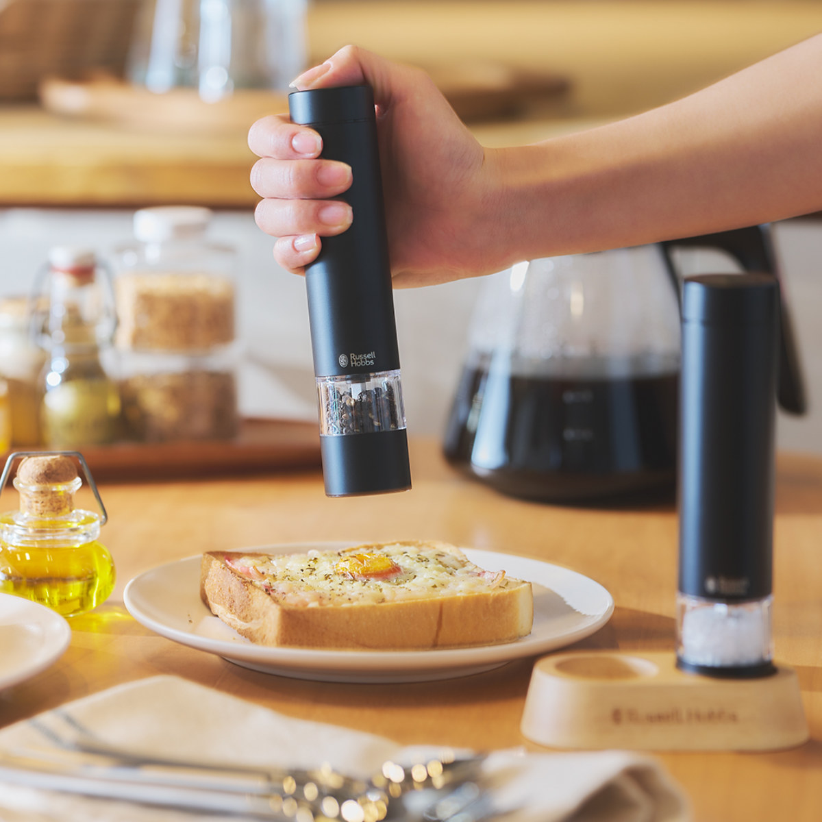 Russell Hobbs 電動ミル ミニ 2本セット 木製スタンド付き ソルト&ペッパーミル ( ラッセルホブス ミル 2個 電池式 ソルトミル ワンプッシュ セラミック刃 ウッドスタンド付き 小さめ 胡椒 岩塩 ) 【ブラック】 ブラック
