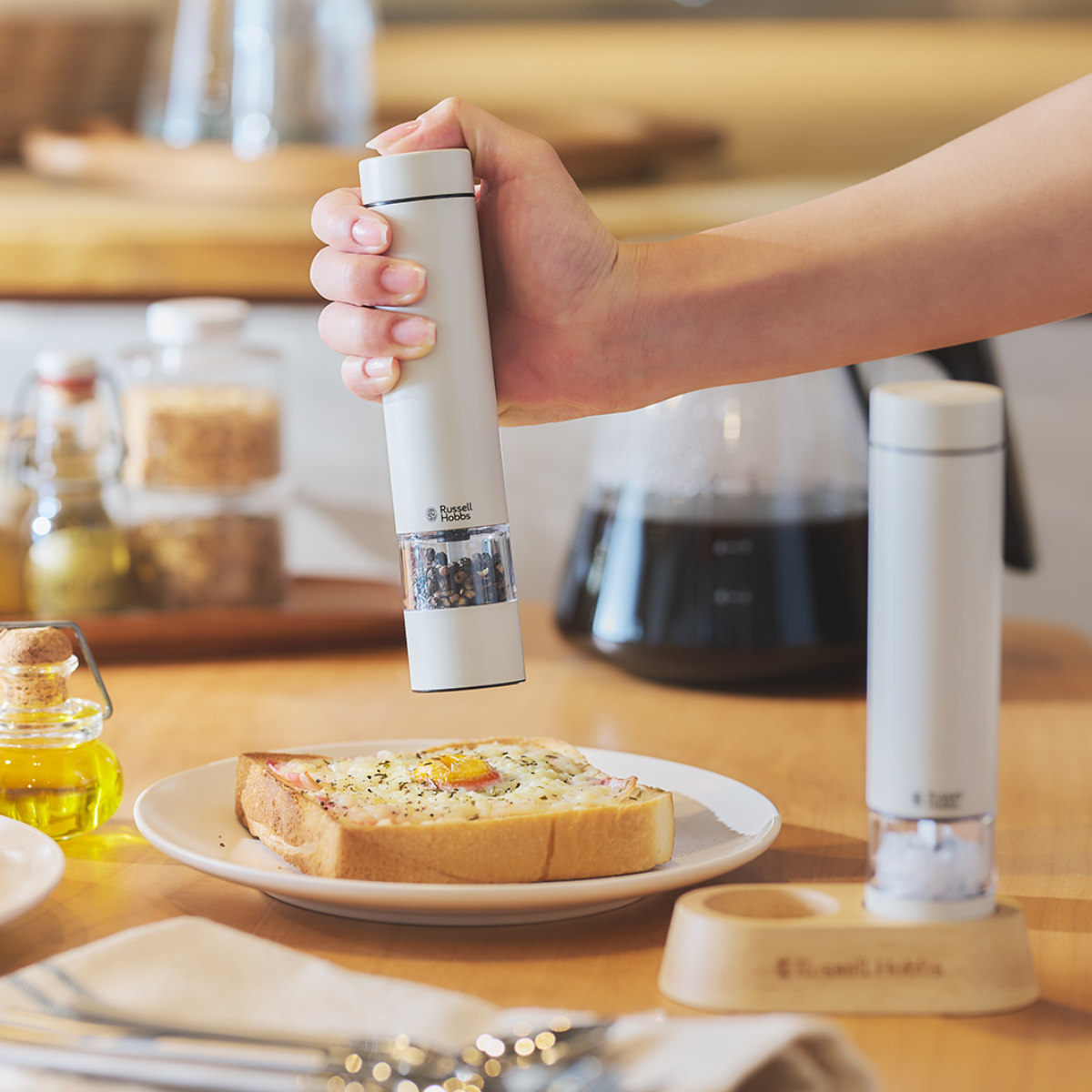Russell Hobbs 電動ミル ミニ 2本セット 木製スタンド付き ソルト&ペッパーミル ( ラッセルホブス ミル 2個 電池式 ソルトミル ワンプッシュ セラミック刃 ウッドスタンド付き 小さめ 胡椒 岩塩 ) 【ブラック】 ブラック