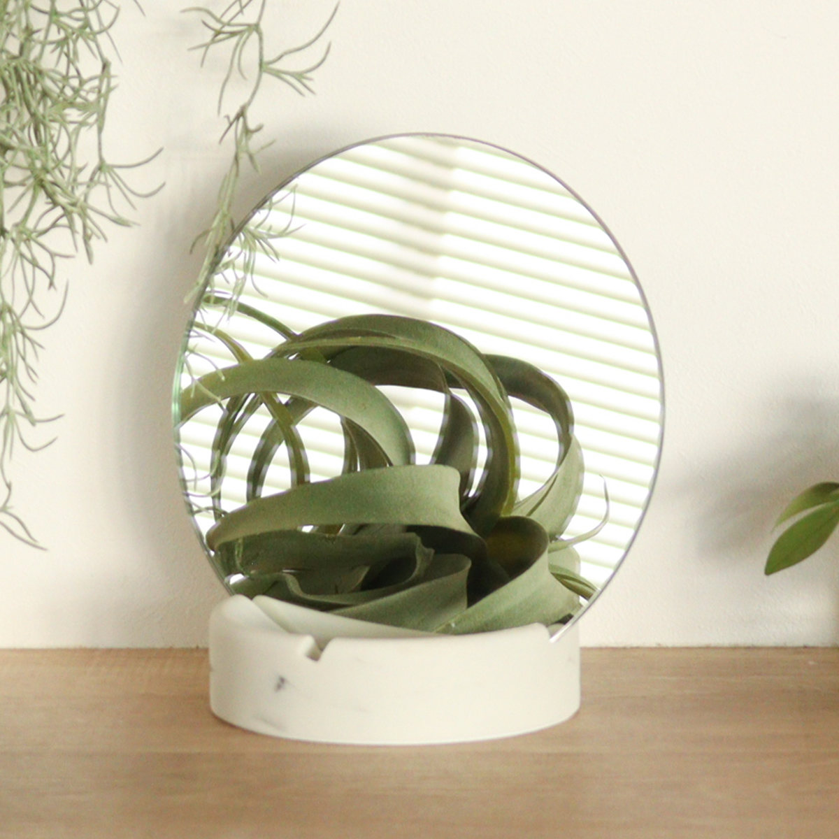 卓上ミラー 丸型 スタンド付き 大理石調 ナパミラー SALUS ( セイラス 鏡 角度調節 持ち運び ポリレジン 卓上 ミラー 化粧鏡 メイクミラー コンパクト 円形 )