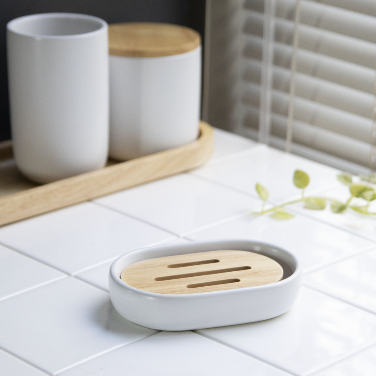 ソープディッシュ SALUS ナチュラル ( セイラス 石鹸トレー ソープトレイ 石けん置き 石鹸 お風呂 洗面 石けん皿 固形石鹸 石鹸置き 手洗い 洗顔 石けん ホワイト シンプル )