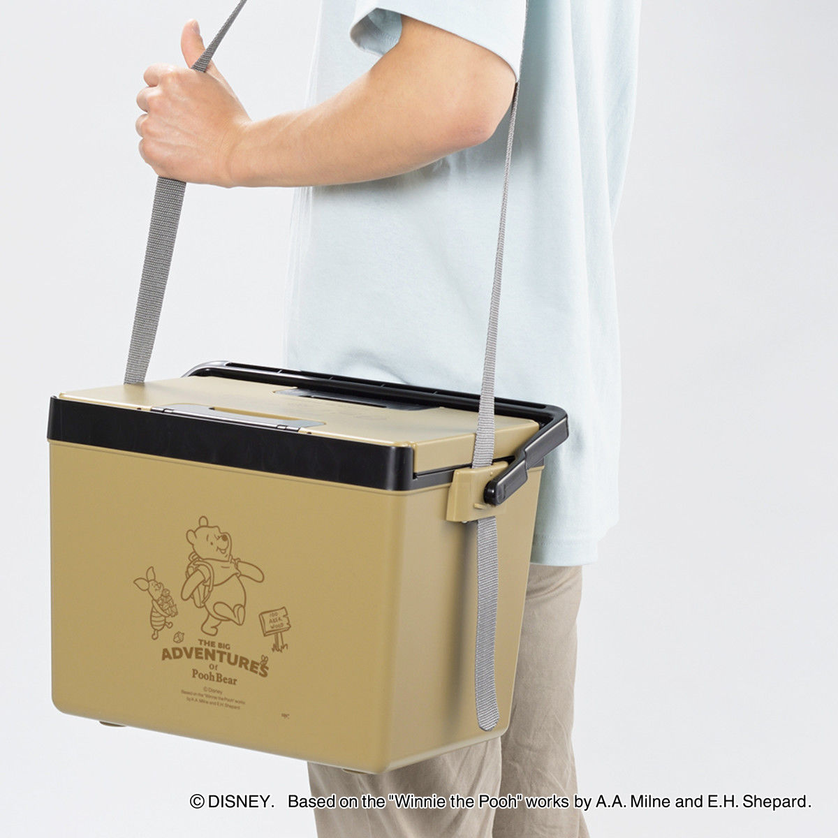 クーラーボックス 12L ディズニークールボックス2 ミッキー プーさん ( ディズニー Disney ミッキーマウス くまのプーさん 保冷 クーラーBOX 保冷ボックス キャンプ アウトドア ハンドル付き ショルダーベルト付き 日本製 ) 【アイボリー】 アイボリー