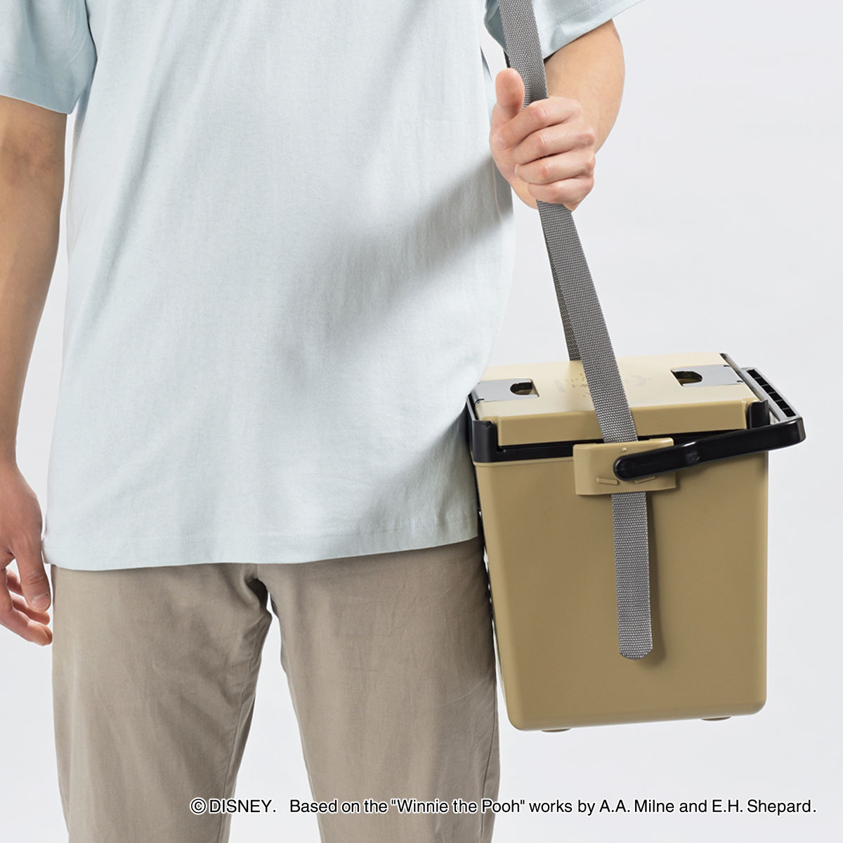 クーラーボックス 12L ディズニークールボックス2 ミッキー プーさん ( ディズニー Disney ミッキーマウス くまのプーさん 保冷 クーラーBOX 保冷ボックス キャンプ アウトドア ハンドル付き ショルダーベルト付き 日本製 ) 【アイボリー】 アイボリー