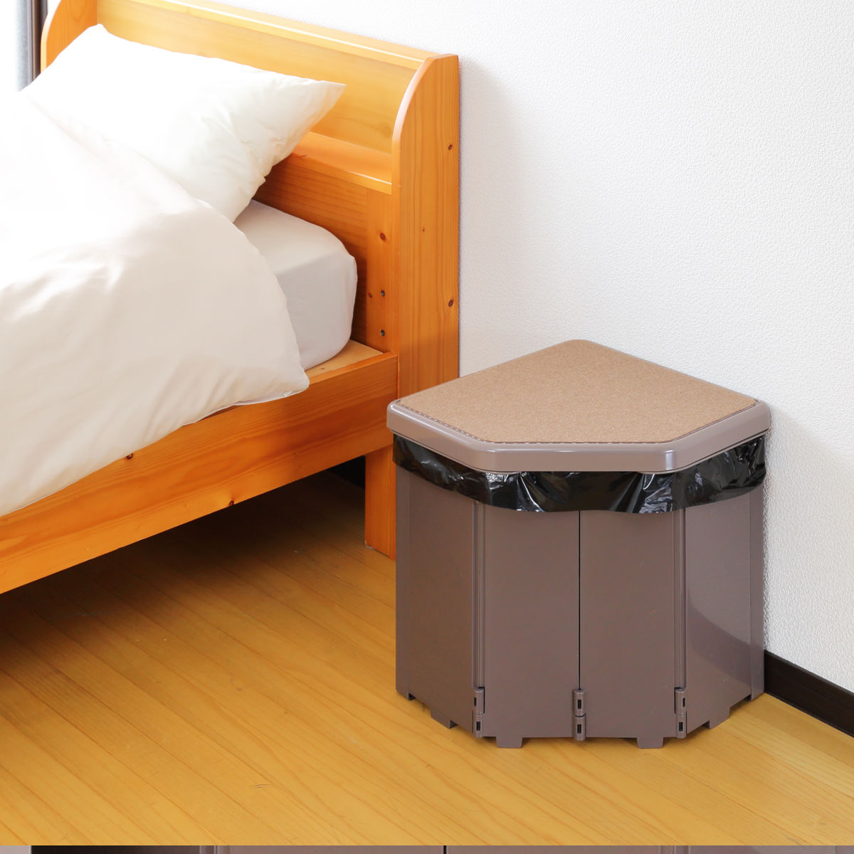 簡易トイレ 腰掛可能 ポーダブルコーナー トイレ 防災用品 ( 非常用トイレ 災害用品 防災グッズ スツール 玄関チェア 災害 非常用 凝固剤 防災 洗える 玄関 寝室 椅子 イス シンプル 簡易 防災用トイレ 災害時 緊急時 持ち運び )