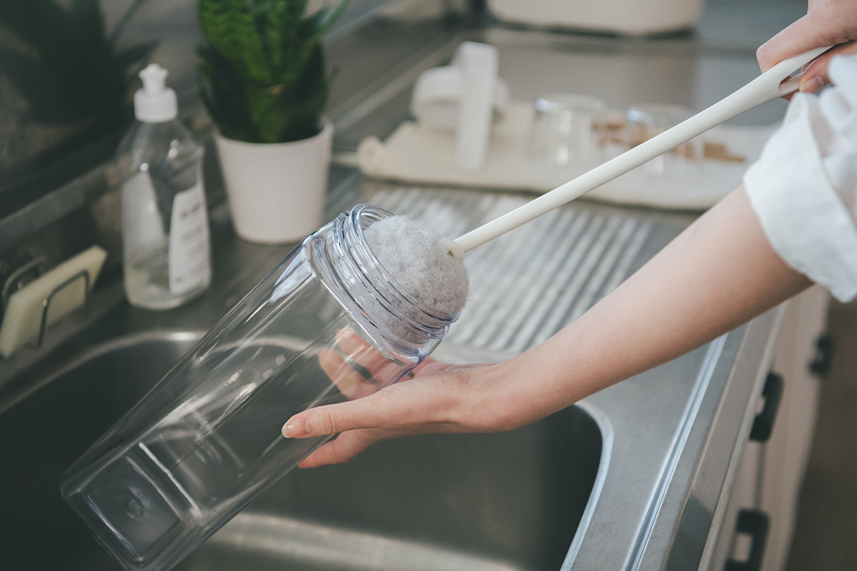 ボトル洗いブラシ アフロのひと回し ワイドボトル用 ( ボトル洗いスポンジ ボトル用スポンジ 冷水筒洗い キッチンスポンジ 柄付き 日本製 キッチンブラシ 洗浄ブラシ 柄付きブラシ ワイドボトルスポンジ キズがつきにくい )