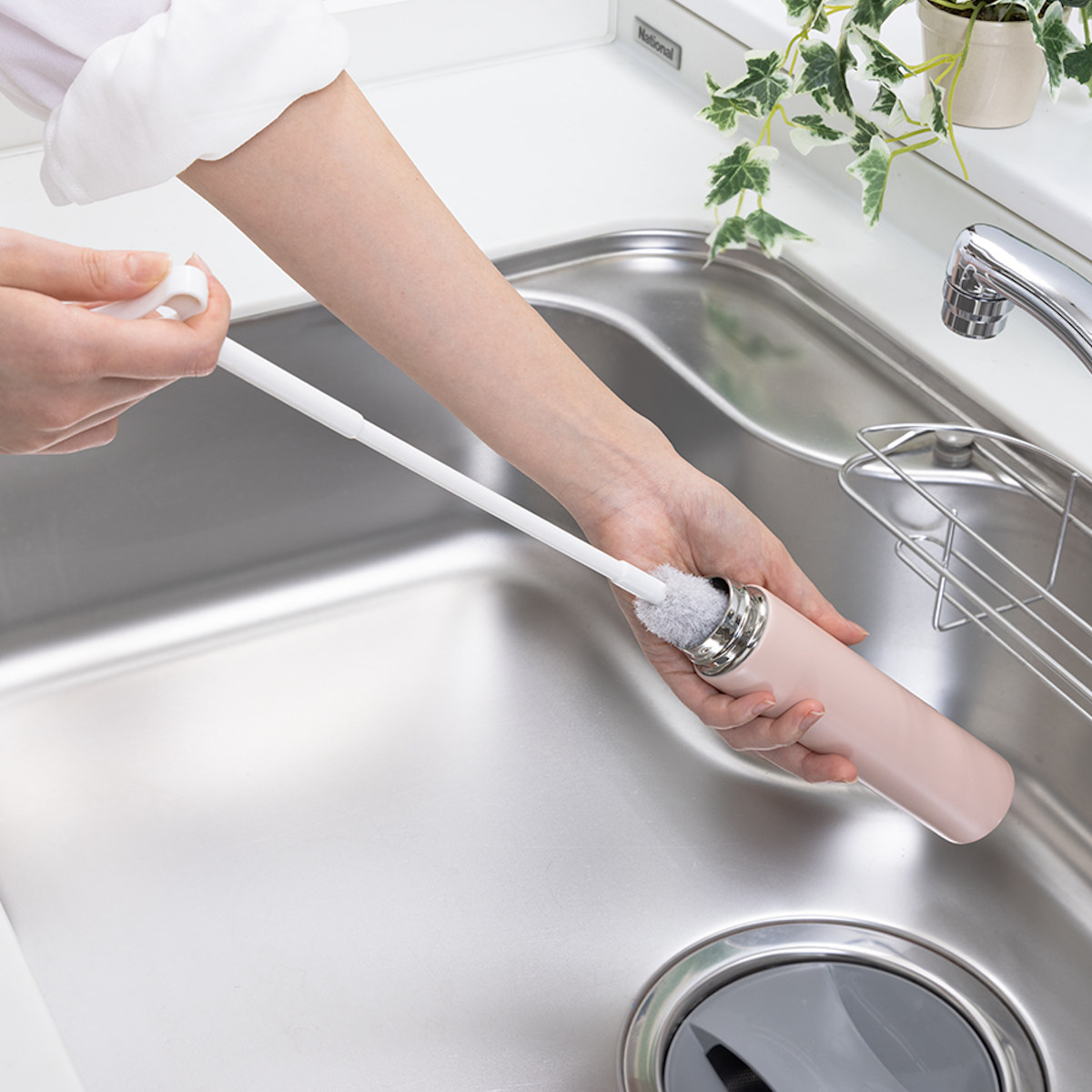 ボトル洗いブラシ アフロのひと回し スリムボトル用 ( ボトル洗いスポンジ ボトル用スポンジ 冷水筒洗い キッチンスポンジ 柄付き 日本製 キッチンブラシ 洗浄ブラシ 柄付きブラシ ペットボトルスポンジ キズがつきにくい )