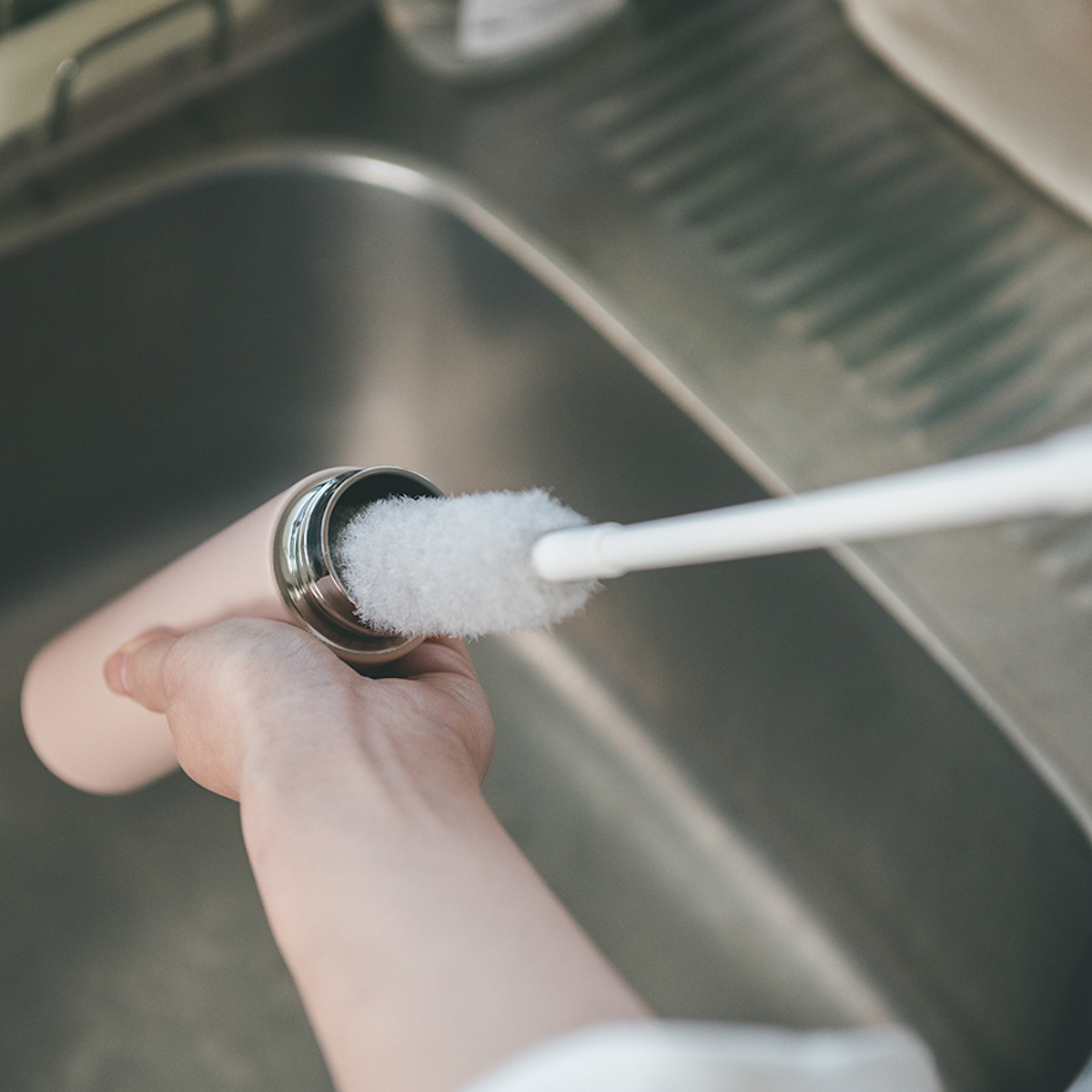 ボトル洗いブラシ アフロのひと回し スリムボトル用 ( ボトル洗いスポンジ ボトル用スポンジ 冷水筒洗い キッチンスポンジ 柄付き 日本製 キッチンブラシ 洗浄ブラシ 柄付きブラシ ペットボトルスポンジ キズがつきにくい )