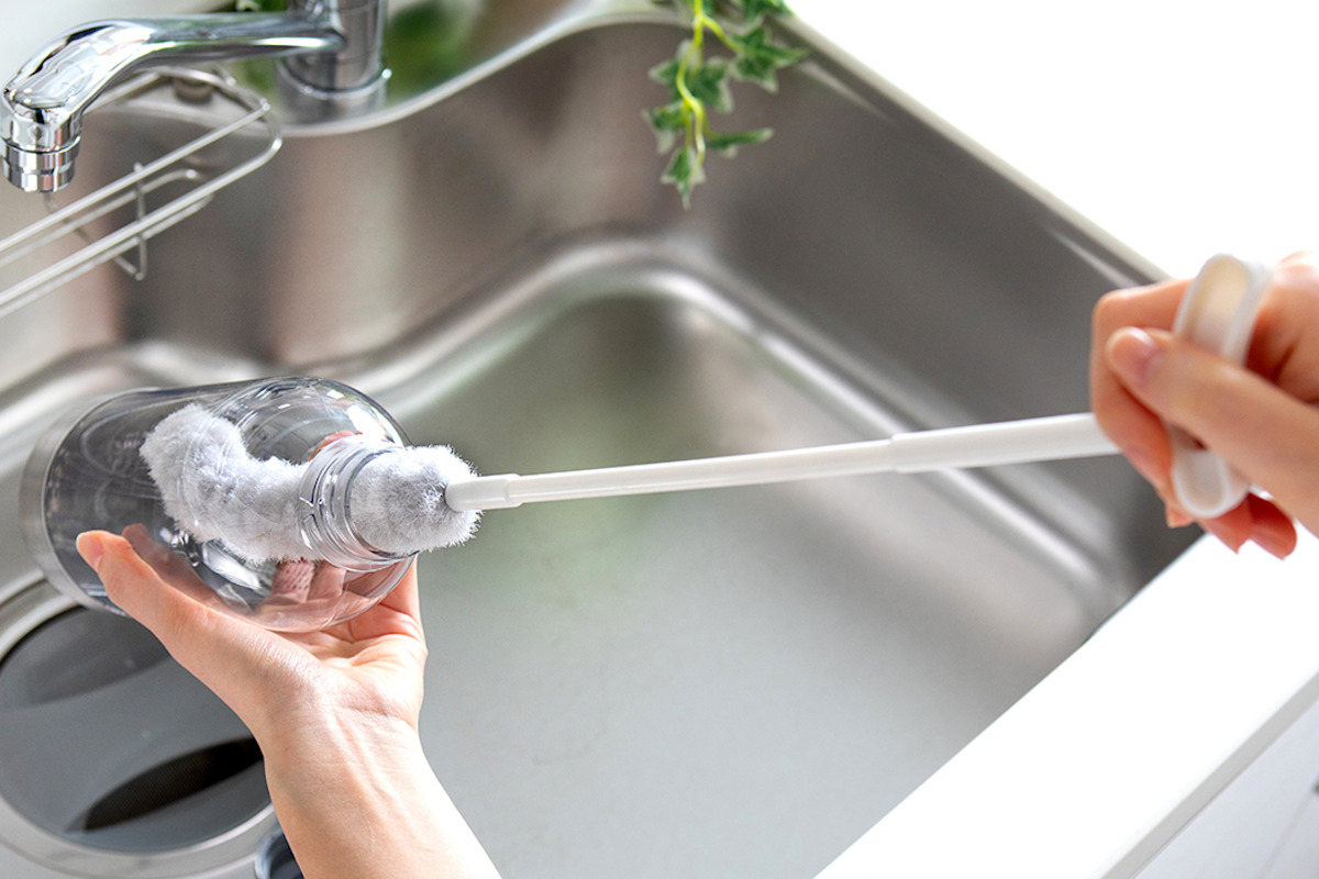 ボトル洗いブラシ アフロのひと回し スリムボトル用 ( ボトル洗いスポンジ ボトル用スポンジ 冷水筒洗い キッチンスポンジ 柄付き 日本製 キッチンブラシ 洗浄ブラシ 柄付きブラシ ペットボトルスポンジ キズがつきにくい )