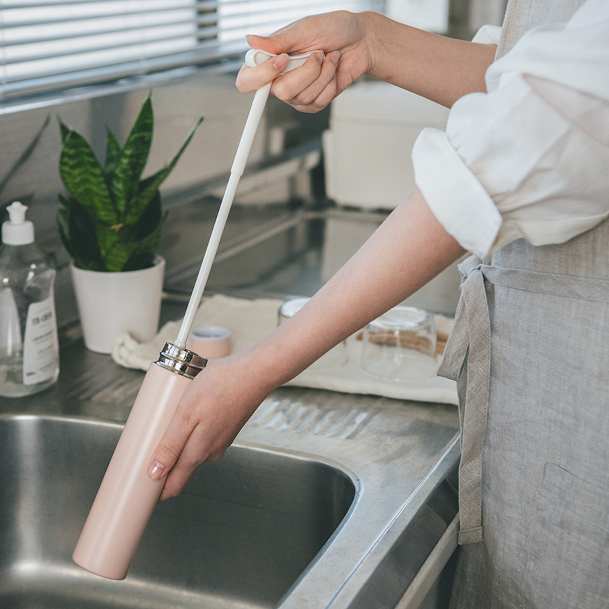 ボトル洗いブラシ アフロのひと回し スリムボトル用 ( ボトル洗いスポンジ ボトル用スポンジ 冷水筒洗い キッチンスポンジ 柄付き 日本製 キッチンブラシ 洗浄ブラシ 柄付きブラシ ペットボトルスポンジ キズがつきにくい )