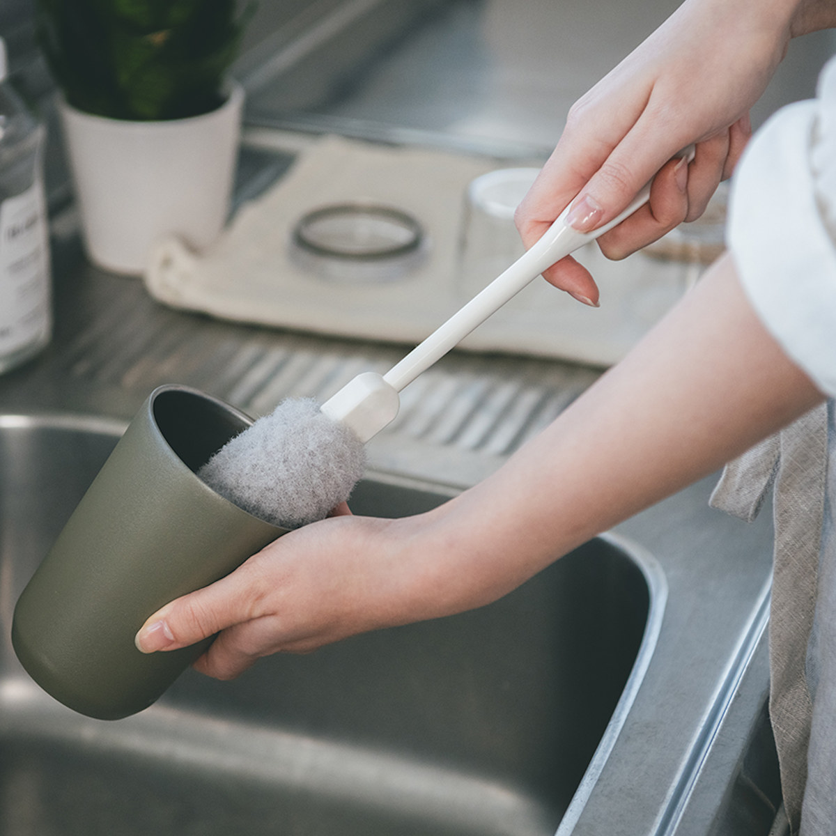 ボトル洗いブラシ アフロのひと回し タンブラー用 ( ボトル洗いスポンジ タンブラー用スポンジ 冷水筒洗い キッチンスポンジ 柄付き 日本製 キッチンブラシ 洗浄ブラシ 柄付きブラシ ペットボトルスポンジ キズがつきにくい )