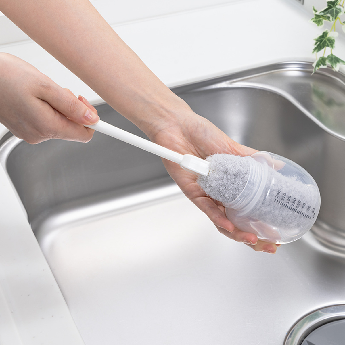 ボトル洗いブラシ アフロのひと回し タンブラー用 ( ボトル洗いスポンジ タンブラー用スポンジ 冷水筒洗い キッチンスポンジ 柄付き 日本製 キッチンブラシ 洗浄ブラシ 柄付きブラシ ペットボトルスポンジ キズがつきにくい )