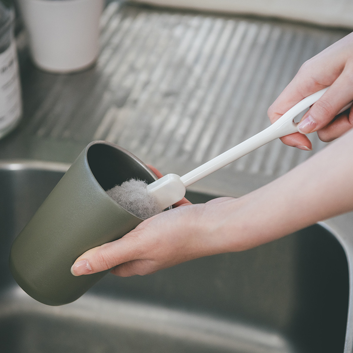 ボトル洗いブラシ アフロのひと回し タンブラー用 ( ボトル洗いスポンジ タンブラー用スポンジ 冷水筒洗い キッチンスポンジ 柄付き 日本製 キッチンブラシ 洗浄ブラシ 柄付きブラシ ペットボトルスポンジ キズがつきにくい )