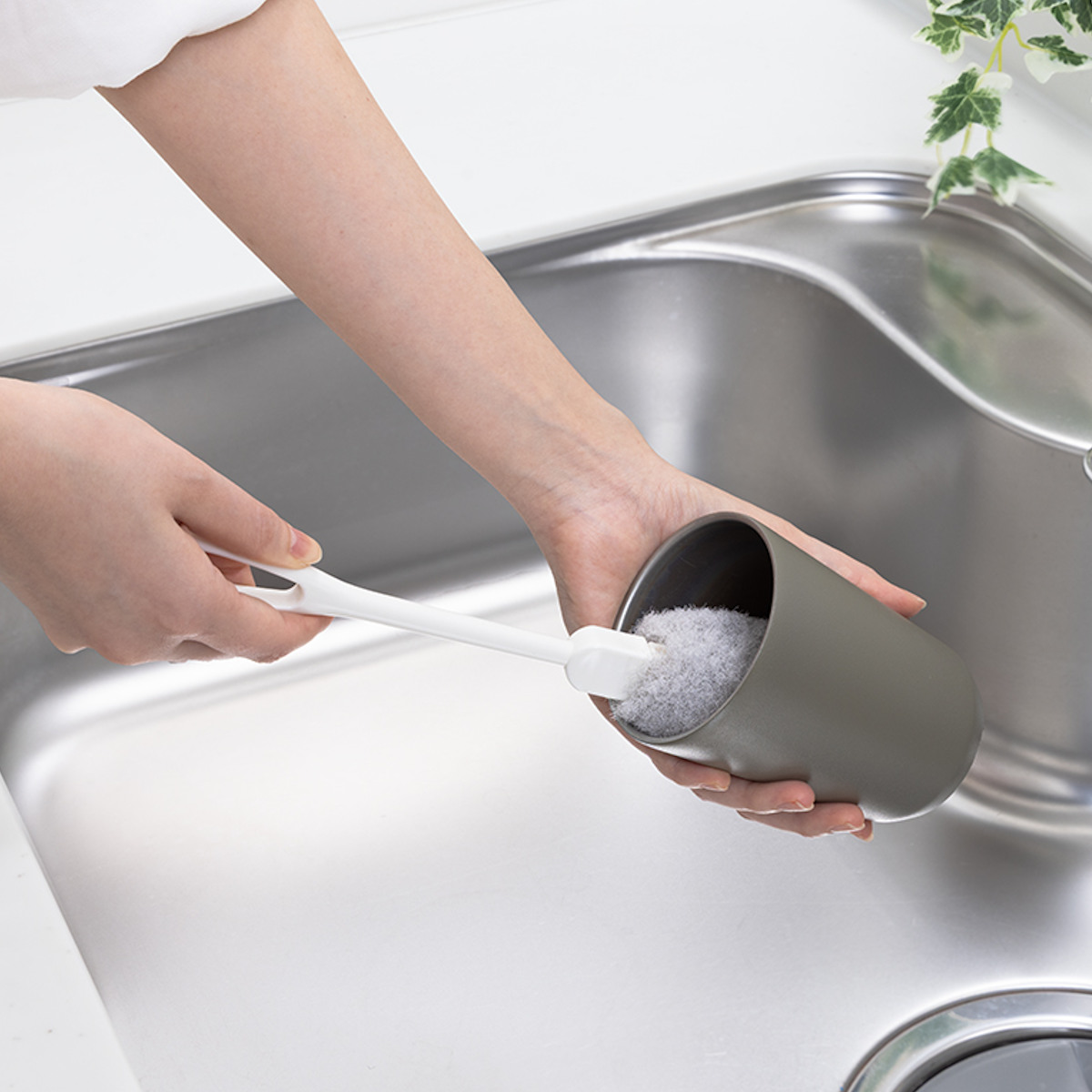 ボトル洗いブラシ アフロのひと回し タンブラー用 ( ボトル洗いスポンジ タンブラー用スポンジ 冷水筒洗い キッチンスポンジ 柄付き 日本製 キッチンブラシ 洗浄ブラシ 柄付きブラシ ペットボトルスポンジ キズがつきにくい )