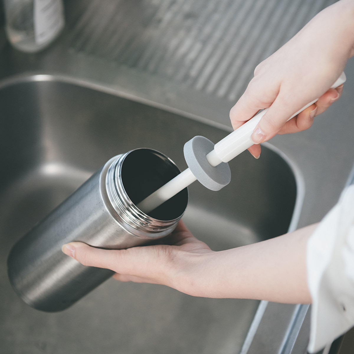 ボトル洗いブラシ アフロのひと回し 水筒用 ( ボトル洗いスポンジ ボトル用スポンジ 水筒 冷水筒洗い キッチンスポンジ 柄付き 日本製 キッチンブラシ 洗浄ブラシ 柄付きブラシ 水筒スポンジ キズがつきにくい ガード付き )