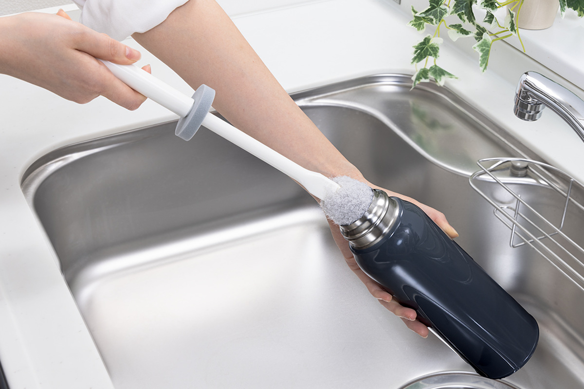 ボトル洗いブラシ アフロのひと回し 水筒用 ( ボトル洗いスポンジ ボトル用スポンジ 水筒 冷水筒洗い キッチンスポンジ 柄付き 日本製 キッチンブラシ 洗浄ブラシ 柄付きブラシ 水筒スポンジ キズがつきにくい ガード付き )