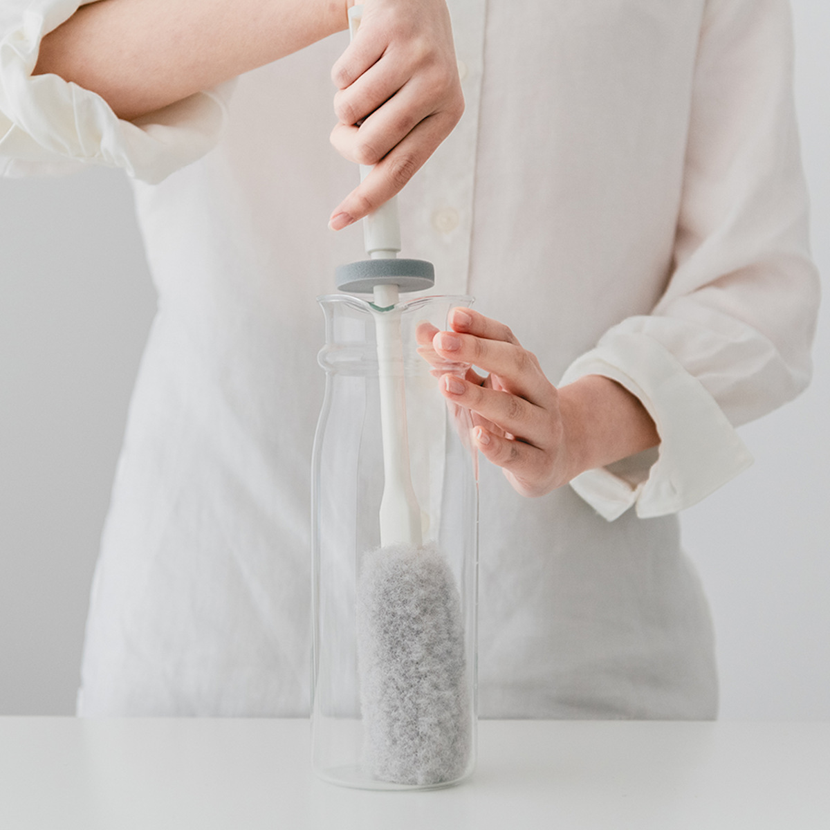 ボトル洗いブラシ アフロのひと回し 水筒用 ( ボトル洗いスポンジ ボトル用スポンジ 水筒 冷水筒洗い キッチンスポンジ 柄付き 日本製 キッチンブラシ 洗浄ブラシ 柄付きブラシ 水筒スポンジ キズがつきにくい ガード付き )