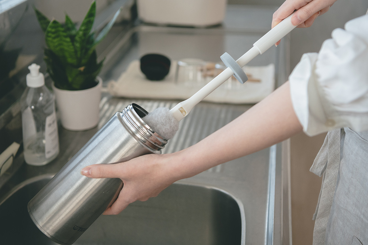 ボトル洗いブラシ アフロのひと回し 水筒用 ( ボトル洗いスポンジ ボトル用スポンジ 水筒 冷水筒洗い キッチンスポンジ 柄付き 日本製 キッチンブラシ 洗浄ブラシ 柄付きブラシ 水筒スポンジ キズがつきにくい ガード付き )