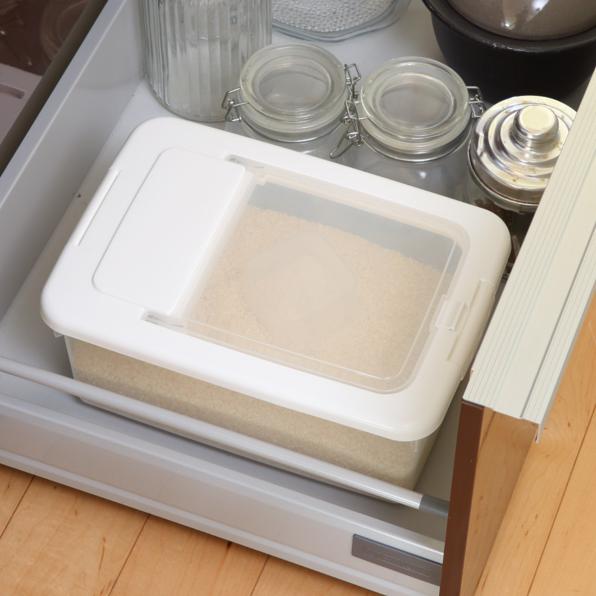 米びつ 5kg お米ケース 計量カップ付き ( 日本製 米櫃 こめびつ ライスストッカー 米 お米 保存容器 冷蔵庫 5kg用 5キロ 保管 保存 収納 お米収納 お米保管 ペットフード 袋のまま シンク下 引出し キッチン収納 ) 【ホワイト】 ホワイト