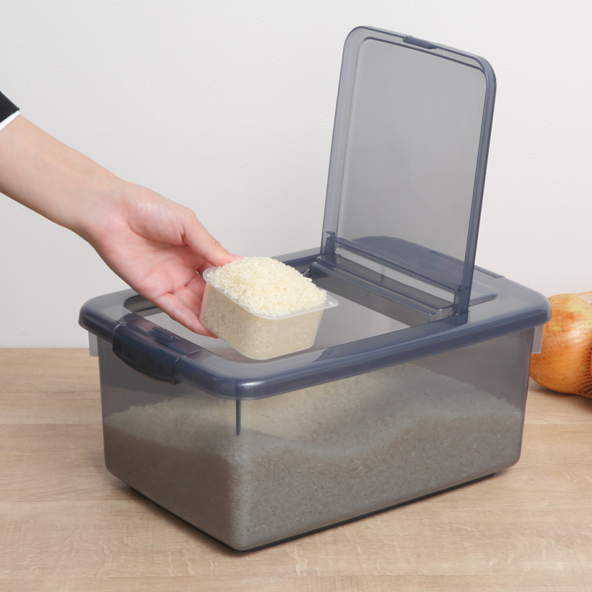 米びつ 5kg お米ケース 計量カップ付き ( 日本製 米櫃 こめびつ ライスストッカー 米 お米 保存容器 冷蔵庫 5kg用 5キロ 保管 保存 収納 お米収納 お米保管 ペットフード 袋のまま シンク下 引出し キッチン収納 ) 【ホワイト】 ホワイト