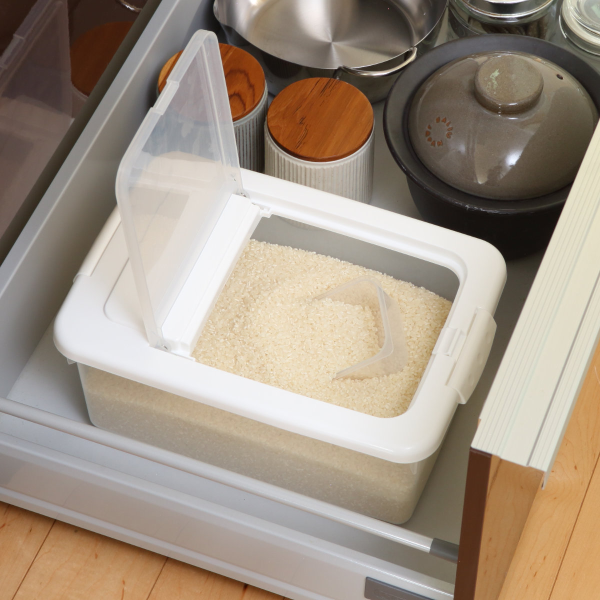 米びつ 5kg お米ケース 計量カップ付き ( 日本製 米櫃 こめびつ ライスストッカー 米 お米 保存容器 冷蔵庫 5kg用 5キロ 保管 保存 収納 お米収納 お米保管 ペットフード 袋のまま シンク下 引出し キッチン収納 ) 【ホワイト】 ホワイト