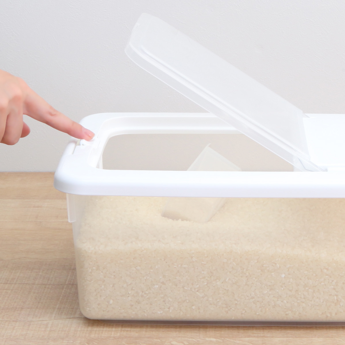 米びつ 5kg お米ケース 計量カップ付き ( 日本製 米櫃 こめびつ ライスストッカー 米 お米 保存容器 冷蔵庫 5kg用 5キロ 保管 保存 収納 お米収納 お米保管 ペットフード 袋のまま シンク下 引出し キッチン収納 ) 【ホワイト】 ホワイト