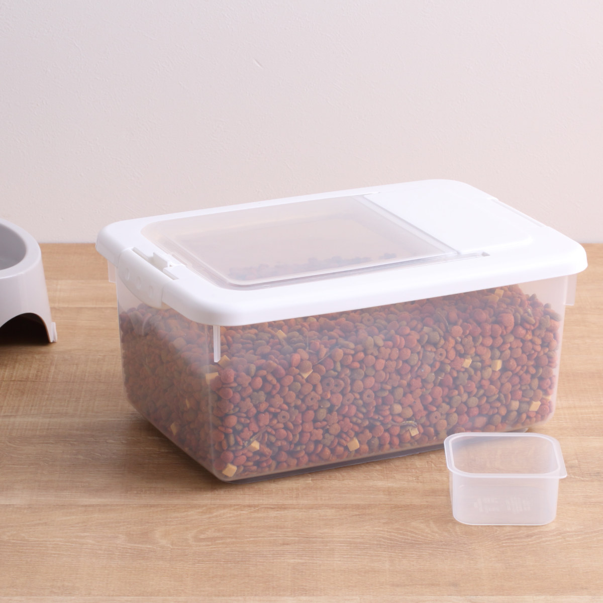 米びつ 5kg お米ケース 計量カップ付き ( 日本製 米櫃 こめびつ ライスストッカー 米 お米 保存容器 冷蔵庫 5kg用 5キロ 保管 保存 収納 お米収納 お米保管 ペットフード 袋のまま シンク下 引出し キッチン収納 ) 【ホワイト】 ホワイト