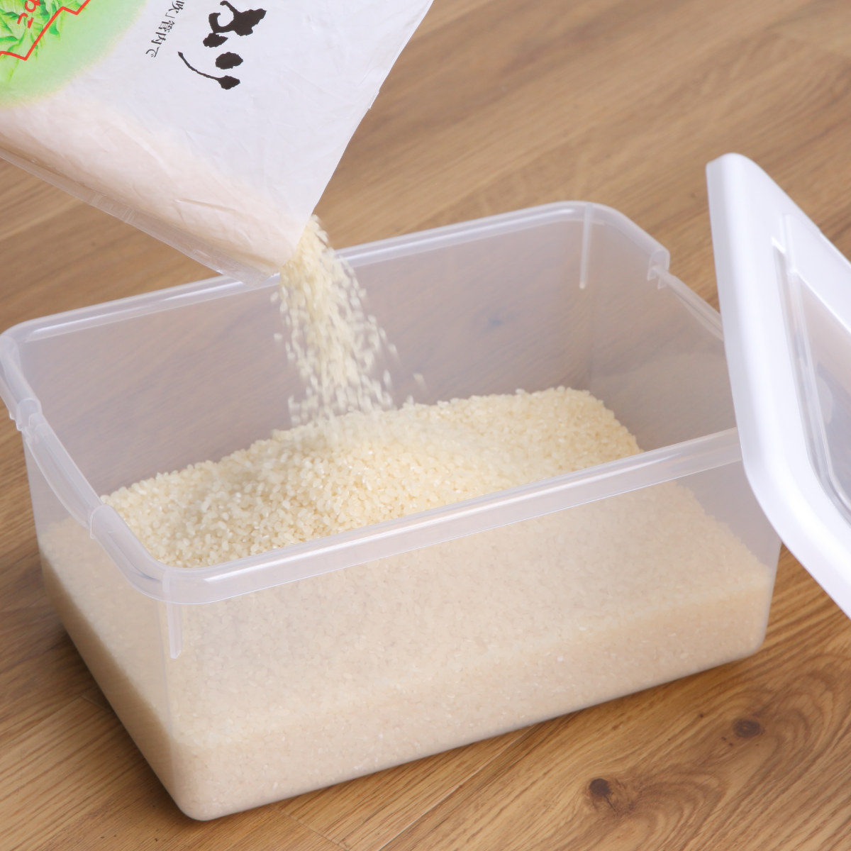 米びつ 5kg お米ケース 計量カップ付き ( 日本製 米櫃 こめびつ ライスストッカー 米 お米 保存容器 冷蔵庫 5kg用 5キロ 保管 保存 収納 お米収納 お米保管 ペットフード 袋のまま シンク下 引出し キッチン収納 ) 【ホワイト】 ホワイト