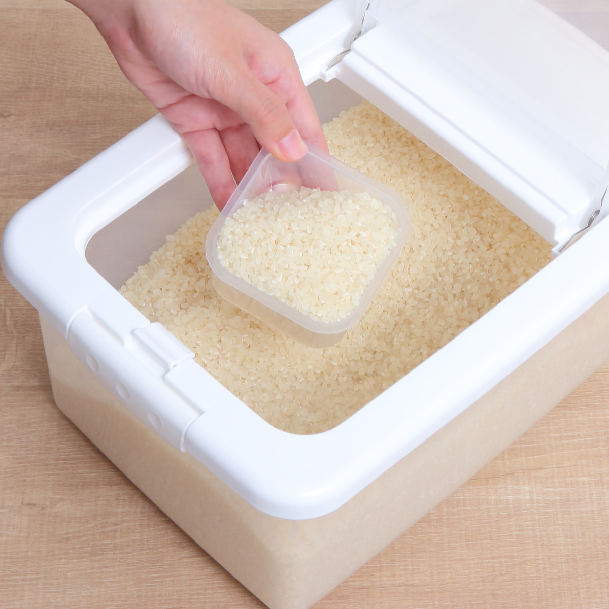 米びつ 5kg お米ケース 計量カップ付き ( 日本製 米櫃 こめびつ ライスストッカー 米 お米 保存容器 冷蔵庫 5kg用 5キロ 保管 保存 収納 お米収納 お米保管 ペットフード 袋のまま シンク下 引出し キッチン収納 ) 【ホワイト】 ホワイト