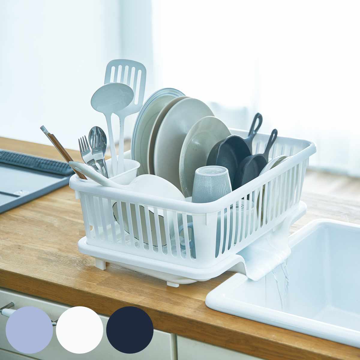 水切りかご 縦型 カトラリーポケット付き ( 日本製 水切りラック プラスチック 水切りバスケット 水切りカゴ 水切り籠 シンク上 水切り かご 水が流れる 洗い物 食器洗い 食器 乾燥 縦置き キッチン用品 ) 【ネイビーブルー】