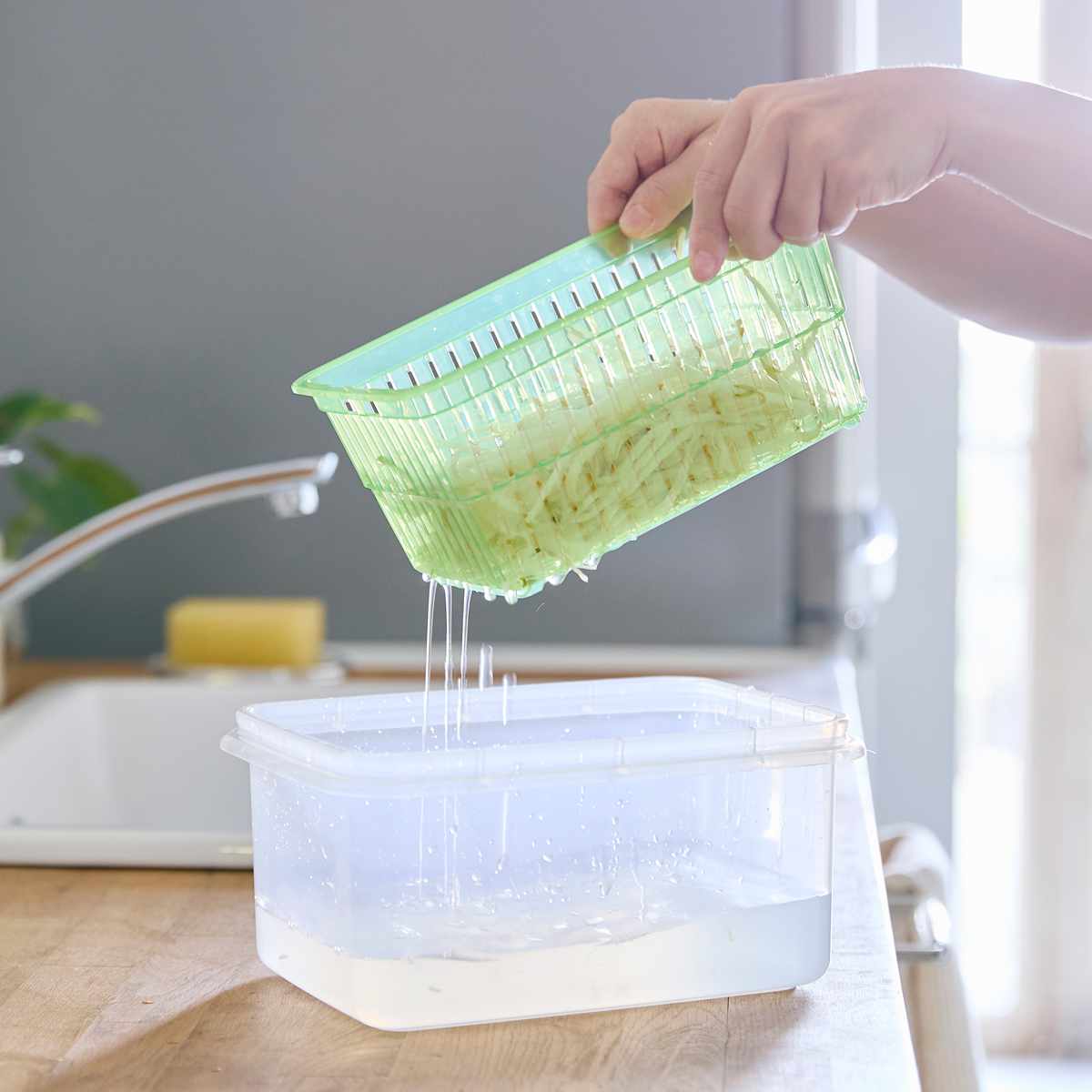 保存容器 5L ザル付きDパック ( ザル付き保存容器 プラスチック 野菜保存容器 フタ付き 野菜 冷蔵庫 日本製 角型 大容量 下ごしらえ 作り置き 野菜水切り 電子レンジ対応 冷蔵 水切り )