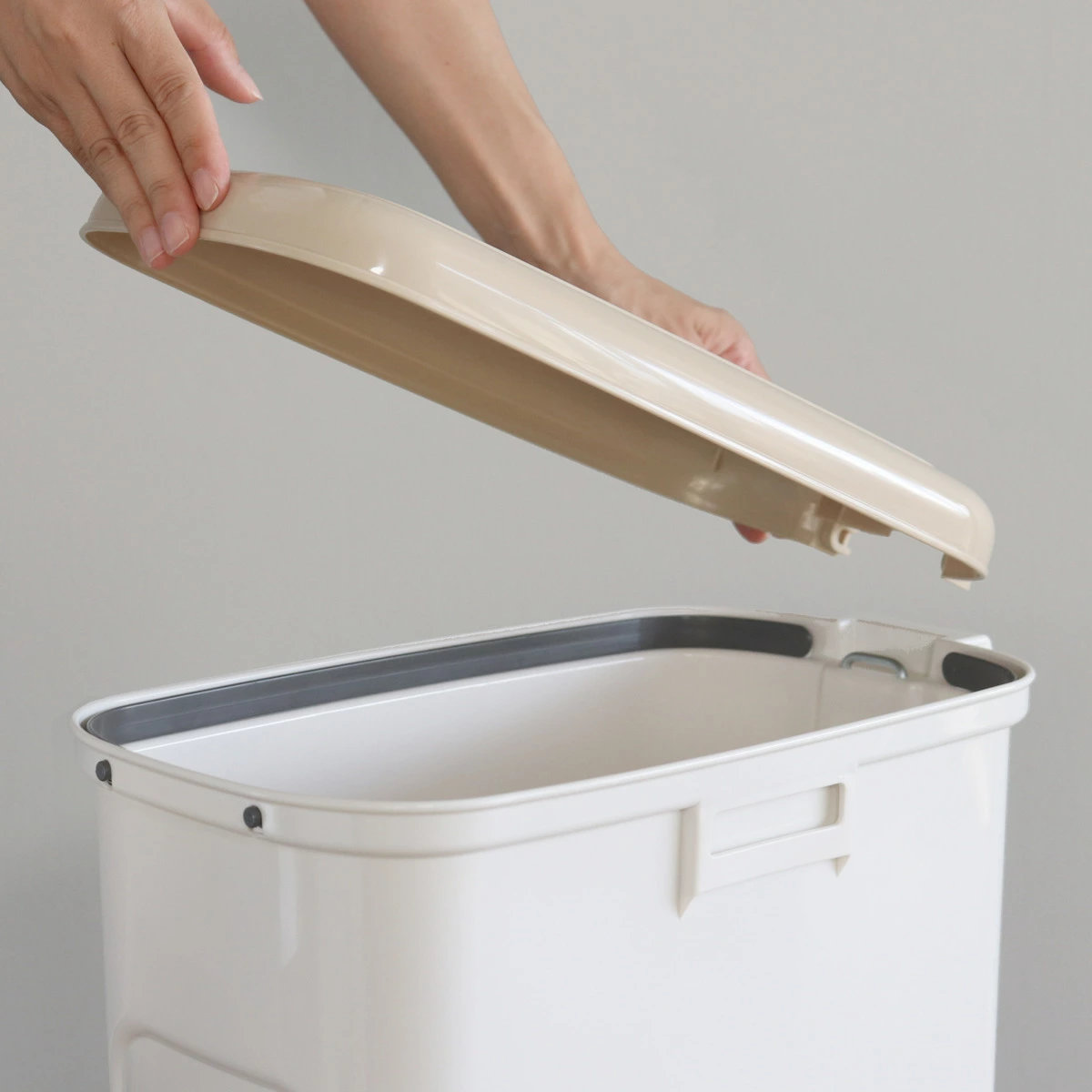 ゴミ箱 21.5L ペダルペール サイドポケット付き ( ごみ箱 21.5リットル ペダル式 スリム 省スペース ふた付き 分別 キッチン 袋止め付き 縦型 サイドポケット )